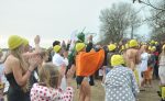 Warming up voor de Nieuwjaarsduik 2014 Schalkwijk in Zee