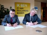 (vlnr) Thijs Pennink (directeur van NHN) en Erwin van den Berg (directeur Stivas) ondertekenden convenant.