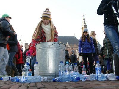 Dopper. Flashmob voor kraanwater Foto Ivar Waleveld