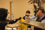 Hotelpersoneel tijdens overvaltraining van Samen Veilig Ondernemen in Steigenberger Airport Hotel 1 (foto door Pressrecord)