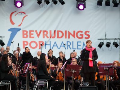 Voorzitter Sascha Baggerman tijdens Herdeninksconcert  _foto_Ewoud Koster.