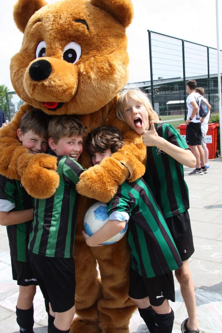 Opnieuw mooie donatie Kika Jeugdtoernooi S.V. Alliance ’22