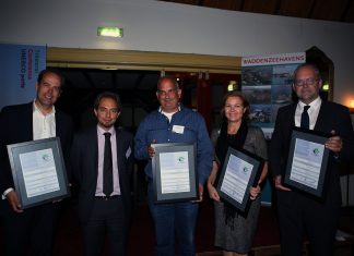 Milieucertificaten uitgereikt aan Nederlandse Waddenzeehavens VLNR R. Genee (Groningen), A. Michail (ESPO), D. Klinkenberg ( Harlingen), J. Bolderheij ( Den Helder), T. Meskers (Den Oever)