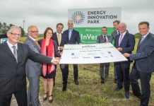 Expertisecentrum InVesta voor groen gas en biomassavergassing naar Alkmaar VLNR: Eric Bakker, Liander Piet Bruinooge, burgemeester Alkmaar Vera Pieterman, Ministerie EZ Jack van der Hoek, gedep. PNH Robbert kleiburg, ECN Thijs Pennink, NHN René Zwanepol, Taqa Dirk van der Bijl, Inholland Frank Brandsen, Energyvalley