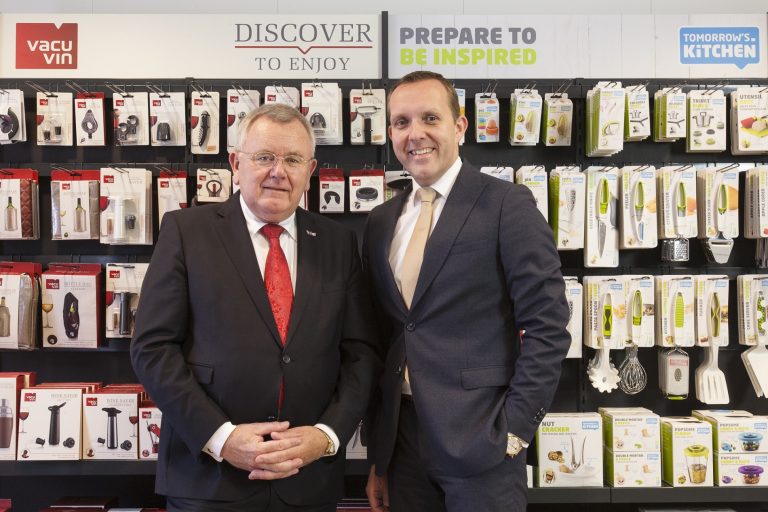 Bernd Schneider draagt International Innovation Company B.V. over aan zoon