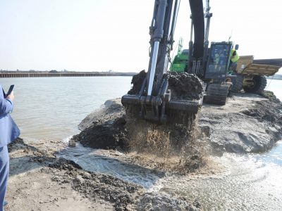 Water stroomt de Kooyhaven binnen.