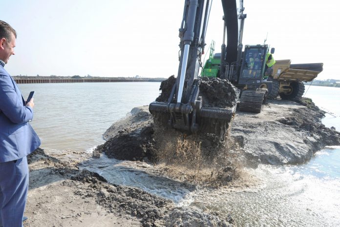 Water stroomt de Kooyhaven binnen.