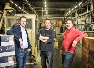 Familiebedrijf Van Uden Kaarsen verkocht aan MBI-kandidaat Stephan Snijders Vlnr: Stephan Snijders, Roan van Uden en Maurice van Uden.