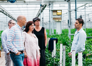 D66 verrast door sterke alliantie verduurzaming glastuinbouw Alton vlnrL René Hogeveen (HVC) Jan-Peter Born (HVC) Tjeerd de Groot (2e kamerlid D66) Claudia Weemhof (Statenlid D66) Rian van Dam (Greenport NHN), Melvin Tesselaar (Tesselaar Alstroemeria)