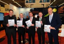Eerste exemplaar ‘Hollandse Kust – Where wind & water works’ uitgereikt tijdens WindEurope Van links naar rechts: Holland Home of Wind Energy, Arjen Schutten, managing director HHWE Giles Dickson, CEO of WindEurope Edwin Krijns , Wethouder Den Helder Ivor Cato, voorzitter van Wind Europe Hans Timmers, voorzitter bestuur NWEA