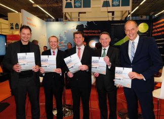 Eerste exemplaar ‘Hollandse Kust – Where wind & water works’ uitgereikt tijdens WindEurope Van links naar rechts: Holland Home of Wind Energy, Arjen Schutten, managing director HHWE Giles Dickson, CEO of WindEurope Edwin Krijns , Wethouder Den Helder Ivor Cato, voorzitter van Wind Europe Hans Timmers, voorzitter bestuur NWEA