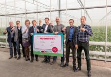 Rode paprika’s in glastuingebied Heerhugowaard voortaan groen geteeld Gerry Sol (vice voorzitter OVAL), Melvin Tesselaar (bestuurslid Energie OVAL), Monique Stam (wethouder EZ/Duurzaamheid HHW), Jaap Bond (gedeputeerde EZ/Landbouw), Arjan ten Elshof (directeur Warmte HVC), Marcel Numan (NH Paprika en voorzitter OVAL), Dave Vlaming (Ontwikkelingsbedrijf NHN) en Rene Hogeveen (businessontwikkelaar warmte HVC)