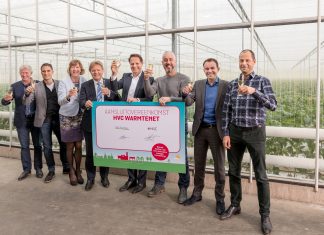 Rode paprika’s in glastuingebied Heerhugowaard voortaan groen geteeld Gerry Sol (vice voorzitter OVAL), Melvin Tesselaar (bestuurslid Energie OVAL), Monique Stam (wethouder EZ/Duurzaamheid HHW), Jaap Bond (gedeputeerde EZ/Landbouw), Arjan ten Elshof (directeur Warmte HVC), Marcel Numan (NH Paprika en voorzitter OVAL), Dave Vlaming (Ontwikkelingsbedrijf NHN) en Rene Hogeveen (businessontwikkelaar warmte HVC)