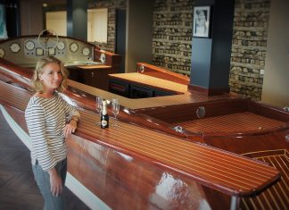 Beachhouse Hotel Zandvoort opent Aquarama Beachclub Aquarama Beachclub manager Laura Scholten aan de net opgeleverde boat-bar.