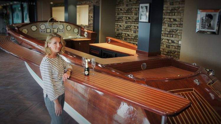 Aquarama Beachclub manager Laura Scholten aan de net opgeleverde boat-bar.
