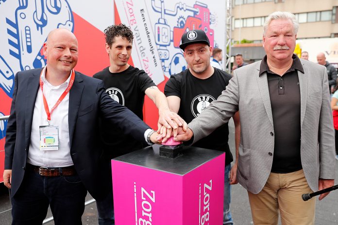 VLNR Peter van Maris (directielid Zorg van de Zaak), Barry Paf, Tycho (sfeergroep FC Utrecht), Chris (sfeergroep FC Utrecht), Frans van Seumeren (groot aandeelhouder FC Utrecht.