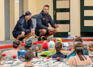 Europees zwemkampioen Joost Reijns geeft clinic aan deelnemers Swim to Fight Cancer Haarlem