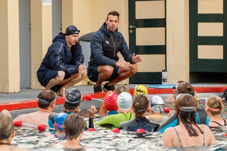 Europees zwemkampioen Joost Reijns geeft clinic aan deelnemers Swim to Fight Cancer Haarlem