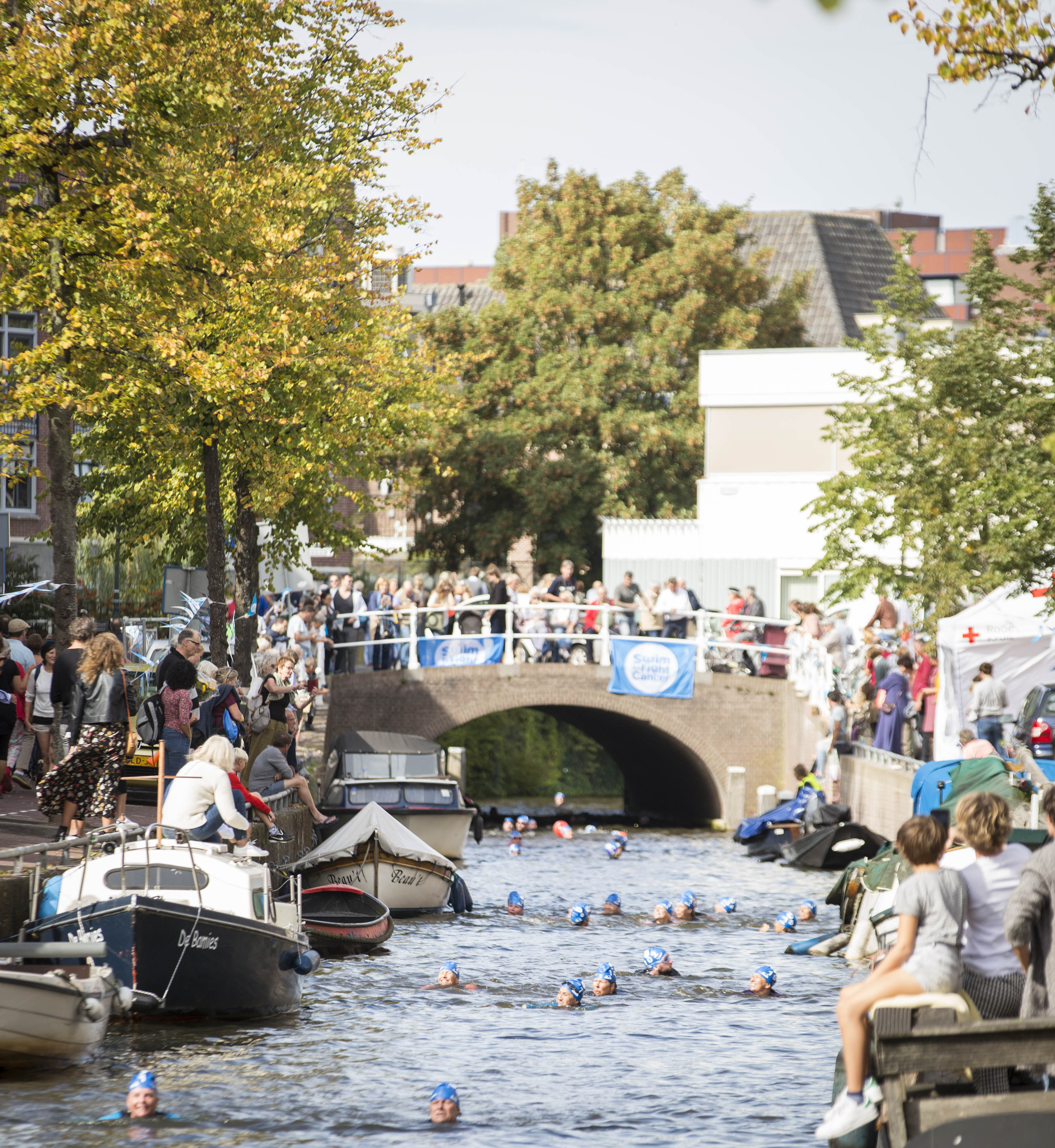 Swim to Fight Cancer Haarlem door Bakenessegracht (foto door Renata Jansen)