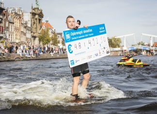 Haarlem zwemt bijna vijf ton bij elkaar voor onderzoek naar kanker Overhandiging Cheque Swim to Fight Cancer Haarlem (foto door Renata Jansen)