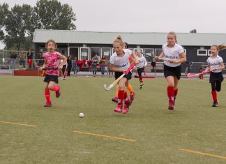 Hockeyclub Spaarndam viert uitbreiding met groot evenement Persfoto wedstrijd Hockeyclub Spaarndam