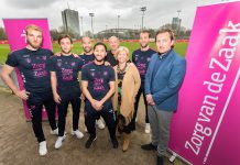 Selectiespelers FC Utrecht voor één dag mantelzorger tijdens provinciebezoek Aftrap Mantelzorgcampagne van Zorg van de Zaak en FC Utrecht met (VLNR) Timo Letschert, Joris van Overeem, Sean Klaiber, Mark van der Maarl, Miriam Diekman, Marcel Mul, Willem Janssen, Joost Broerse.