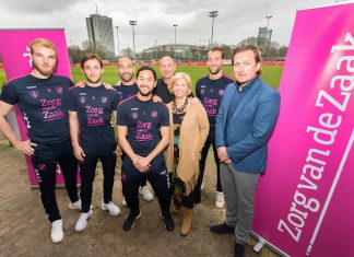 Selectiespelers FC Utrecht voor één dag mantelzorger tijdens provinciebezoek Aftrap Mantelzorgcampagne van Zorg van de Zaak en FC Utrecht met (VLNR) Timo Letschert, Joris van Overeem, Sean Klaiber, Mark van der Maarl, Miriam Diekman, Marcel Mul, Willem Janssen, Joost Broerse.