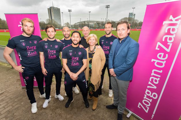 Aftrap Mantelzorgcampagne van Zorg van de Zaak en FC Utrecht met (VLNR) Timo Letschert, Joris van Overeem, Sean Klaiber, Mark van der Maarl, Miriam Diekman, Marcel Mul, Willem Janssen, Joost Broerse.