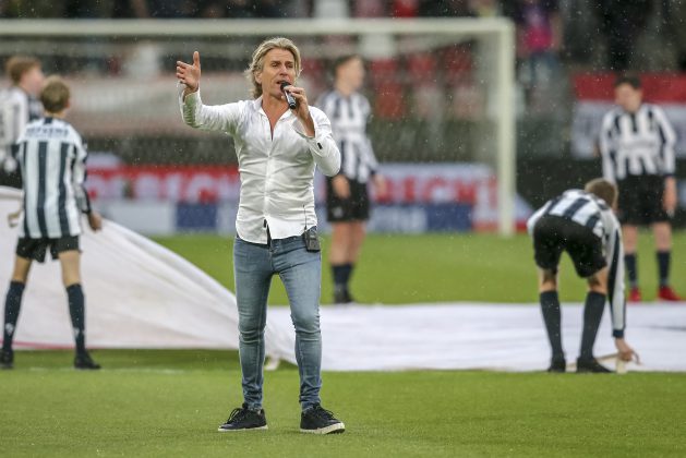 Zanger René Schuurmans zingt genodigde mantelzorgers toe Tijdens de wedstrijd FC Utrecht tegen Fortuna Sittard worden ruim 70 mantelzorgers met introducé toegezongen door zanger René Schuurmans met het lied ‘Laat de zon in je hart’. Zij waren op uitnodiging van sponsor Zorg van de Zaak die campagne voert om aandacht te vragen voor de problemen waar mantelzorgers mee te maken kunnen krijgen. Doel van de campagne is om mantelzorgers beter te begeleiden in de hulp die ze bieden, zonder dat ze aan zichzelf voorbij gaan.