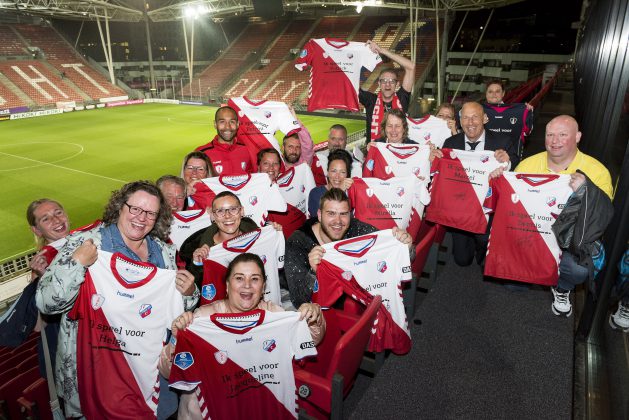 Utrecht - Sean Klaiber met alle mantelzorgers (Foto Marnix Schmidt)