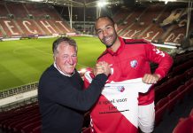 Sean Klaiber van FC Utrecht signeert en overhandigt spelersshirt aan mantelzorger Signering Spelersshirt Na afloop van de wedstrijd tegen Fortuna Sittard overhandigt Sean Klaiber van FC Utrecht zijn shirt aan de mantelzorger van wie hij de naam op zijn borst draagt. Dit in het bijzijn van verschillende andere aanwezige mantelzorgers. Sponsor Zorg van de Zaak offerde voor deze bijzondere actie de prominente logopositie op het shirt op, om aandacht te vragen voor de problemen waar mantelzorgers mee te maken kunnen krijgen. Doel van de campagne is om mantelzorgers beter te begeleiden in de hulp die ze bieden, zonder dat ze aan zichzelf voorbij gaan.