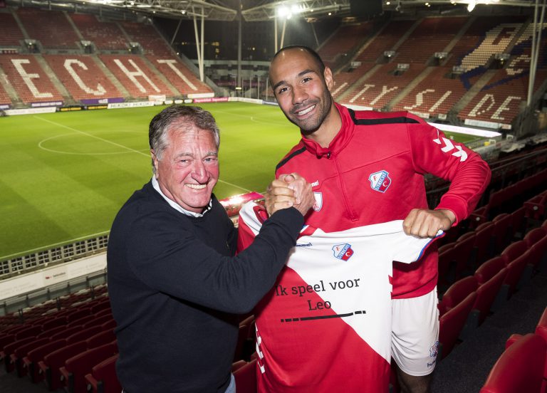 Sean Klaiber van FC Utrecht signeert en overhandigt spelersshirt aan mantelzorger
