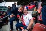 Gert Kruys met FC Utrecht sfeergroep supporter Reinier Meuken met stress en spanningsmeter (lr)