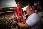 Supporters Renier en Jasmijn Meuken uit sfeergroep FC Utrecht doen stressmeter om (lr)