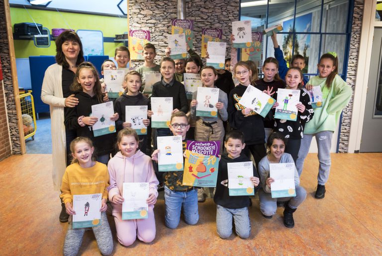 Schoolkinderen in Nieuwegein ontwerpen op eerste schooldag mascotte tegen zwerfafval