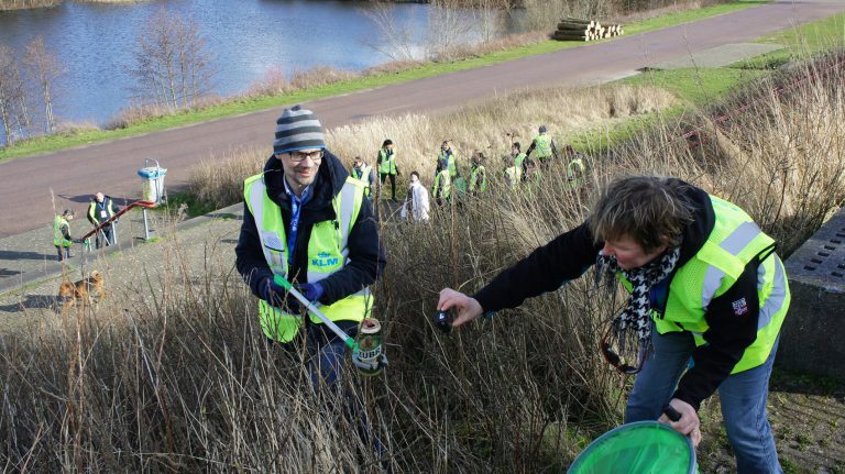 Ruim 100 KLM-medewerkers ruimen Mysteryland op met ‘Citizen Science’