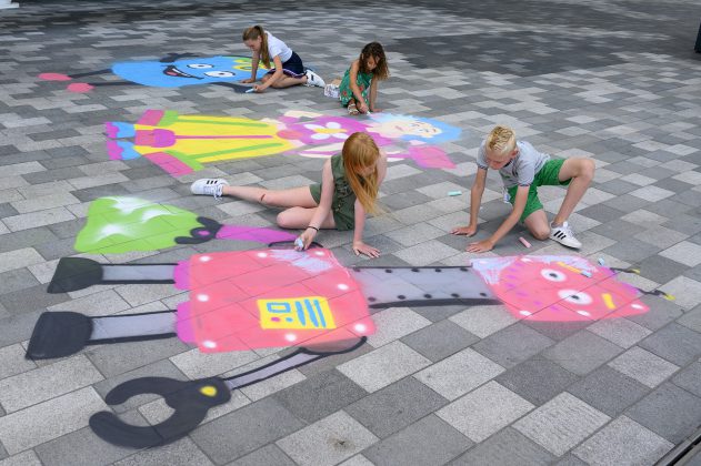 Persfoto door Rutger Lamers. Finalisten werken aan hun levensgrote zwerfafval-mascotteontwerp.