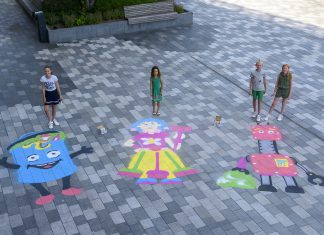 Schoolkinderen uit Nieuwegein presenteren op ludieke wijze hun zwerfafvalmascotte-ontwerp Persfoto door Rutger Lamers. vlnr Stacy_ Noelle_Jesse_en_Liza achter hun ontwerp