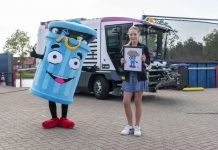 Stacy uit Nieuwegein met Prullie winnaar zwerfafvalmascottewedstrijd