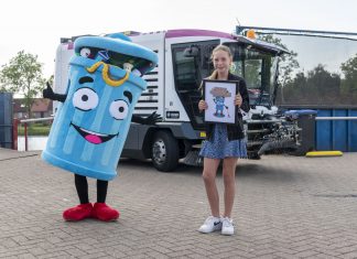 Stacy uit Nieuwegein met Prullie winnaar zwerfafvalmascottewedstrijd