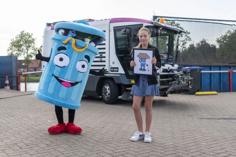 Stacy uit Nieuwegein met Prullie winnaar zwerfafvalmascottewedstrijd