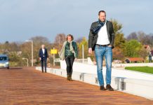 Koninklijke Wandel Bond Nederland en Zorg van de Zaak Netwerk pleiten voor ‘verplichte’ wandeling tijdens werktijd Persfoto, van voor naar achter: Bas Tomassen, Caroline Swanenberg, Paul Sanders.