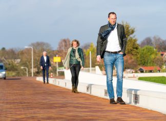 Koninklijke Wandel Bond Nederland en Zorg van de Zaak Netwerk pleiten voor ‘verplichte’ wandeling tijdens werktijd Persfoto, van voor naar achter: Bas Tomassen, Caroline Swanenberg, Paul Sanders.