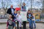 Winnaar Mara ontvangt prijs van wethouder Harold Halewijn (3)