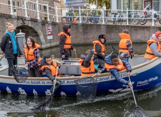 220 Leidse scholieren vissen en ruimen 220 kilo zwerfafval op