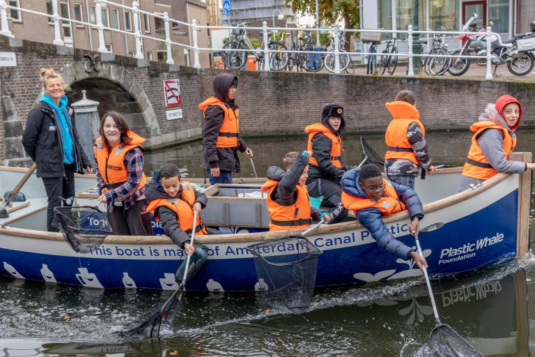 220 Leidse scholieren vissen en ruimen 220 kilo zwerfafval op