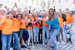 Winnaar groep 8 van De Parkiet uit Den Haag met Sarah de beurs bij de uitreiking in het Scheepvaartmuseum