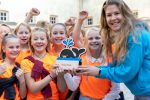 Winnaar groep 8 van De Parkiet uit Den Haag ontvangt Plastic Whale Bokaal uit handen van Sarah de Beurs