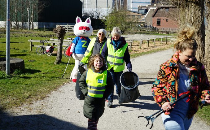 Opruimploegen van Wormerland Duurzaam en Over Met Zwerfafval Opruimploegen van Wormerland Duurzaam en Over Met Zwerfafval verspreiden zich over Wormerland, Zwerfkattie helpt een handje mee