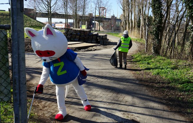 Zwerfkattie en een vrijwilliger bij De Poelboerderij De opruimploegen van Wormerland Duurzaam en Over Met Zwerfafval komen bij De Poelboerderij voor een afsluitend kopje koffie met koek